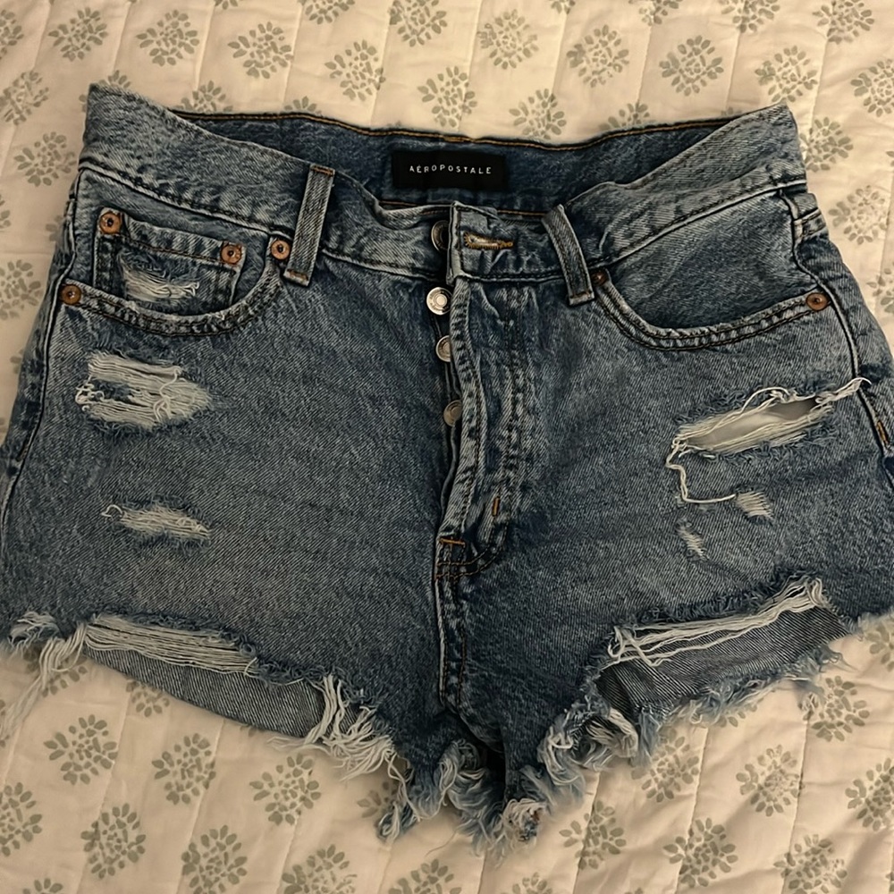 Aeropostale boyfriend jean short, size 2, medium denim, high waisted short.